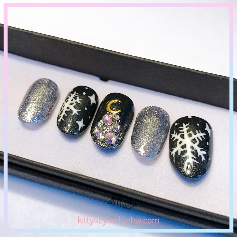 Black Christmas press on nails with snowflakes